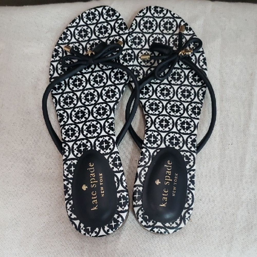 Kate Spade Bow Charm Flip Flops Womens  8 Black & White Footbed Flat Sandals